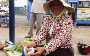 TP HCM: Nhiều người sưng, ngứa chân khi đi dép Trung Quốc