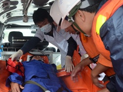 Cứu ngư dân đau ruột thừa trên biển