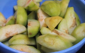 Tự làm mứt cóc chua cay đổi vị