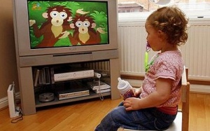 Nguy cơ ảnh hưởng chức năng não bộ trẻ do xem tivi
