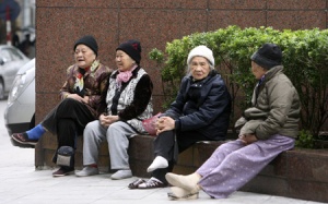 Bảo vệ sức khỏe người cao tuổi trong mùa đông