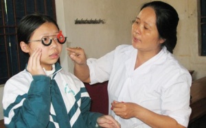 Hơn 1/3 học sinh cấp III mắc tật khúc xạ