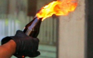 Nguy kịch vì đựng xăng trong bịch