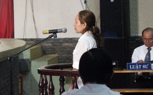 Bảo mẫu đánh là để bé ăn...