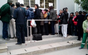 Mua thuốc của bệnh viện phải xếp hàng và có chứng minh thư