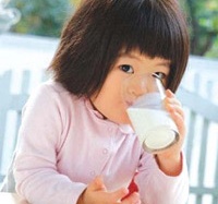 Trên 1 tuổi vẫn cần 300-500ml sữa/ngày