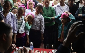 'Nha sĩ' Trung Quốc làm răng không phép giữa chợ