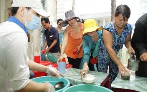 Cơm từ thiện ấm lòng bệnh nhân nghèo ngày tết