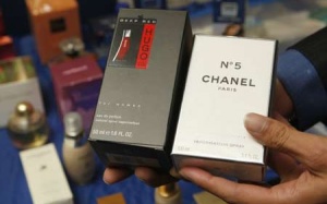 'Rước bệnh' vì nước hoa giả