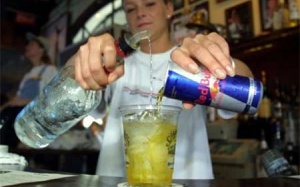 Nước tăng lực có thể 'dẫn đường' cho rượu và ma túy