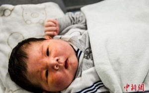 Bé sơ sinh nặng hơn... 7 kg