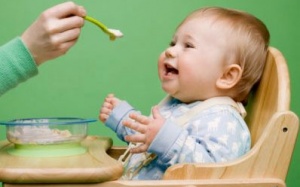 Vì sao không nên cho trẻ ăn dặm trước 6 tháng tuổi?