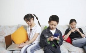 Báo động tình trạng học sinh 'nghiện' điện thoại di động