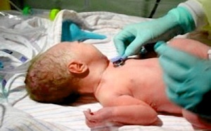 Sinh con nhờ... nước tiểu của chồng