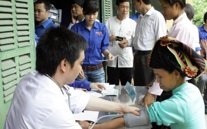 Bác sỹ trẻ tình nguyện về với dân nghèo