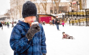 Vì sao trẻ “không biết lạnh”?