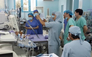 Một bé trong cặp song sinh dính liền Long - Phụng qua đời