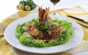 Gỏi phổ tai, cánh gà chiên