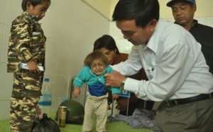 Bé K'Rể 'tí hon' vì thiếu hormone tăng trưởng và rối loạn nhiễm sắc thể