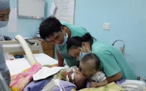 Xúc động nụ hôn vĩnh biệt của bé song sinh 15 tháng tuổi