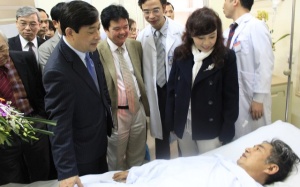 Bộ Trưởng Bộ Y tế thăm và tặng bằng khen cho bệnh viện Tim Hà Nội