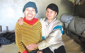 Bà lang mù nức tiếng nhờ 40 năm mày mò học cách cứu em gái bệnh tật