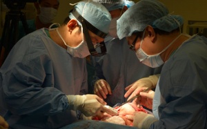 Mổ lấy khối u xơ tử cung nặng gần 4 kg