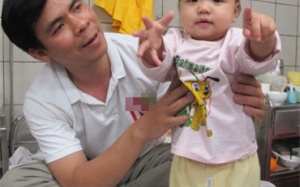 Cứu bé 10 tháng bị biến chứng sởi nhanh hiếm gặp