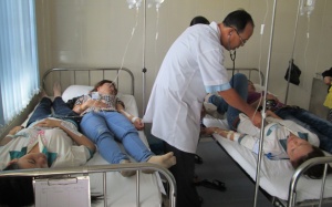 Công nhân nhập viện vì... ăn trưa trễ?!