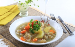 Gân bò hầm rau củ