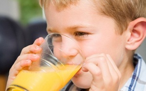 Khi nào cho bé uống nước hoa quả?