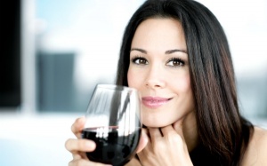 Uống rượu buổi tối giúp ngủ nhanh hơn?