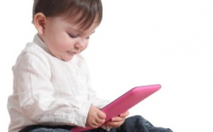 Tác hại khi giao máy tính bảng cho trẻ để 'yên thân'
