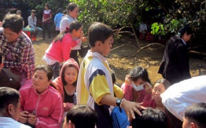 Lại đổ xô tìm đến 'thần y' 9 tuổi trị bách bệnh