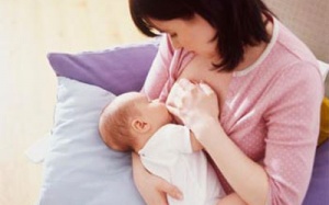 Dùng Ích Tâm Khang có ảnh hưởng gì đến con bú mẹ?