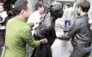 4 công an vật lộn trong bùn với kẻ 'ngáo đá'