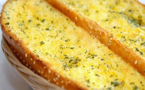 Làm bánh mì bơ tỏi Ý kiểu Việt