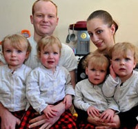 Mẹ vô sinh bỗng đẻ một lúc 4 con