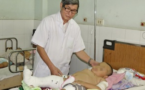 Vị bác sĩ tâm huyết với bệnh nhi 'xương thủy tinh'