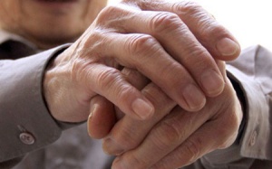 Vì sao người cao tuổi hay run tay?
