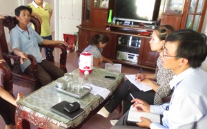 Bé 4 tuổi bị mẹ hiệu trưởng dùng dép tát vào mặt