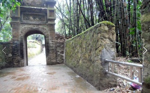 Phá tường di tích quốc gia để... đổ rác?