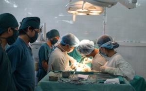 Cắt u quái nặng 1,9kg ở trẻ sơ sinh