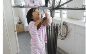 Cô bé mồ côi 5 tuổi nấu ăn thành thạo