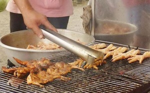 Lại xuất hiện hình ảnh rùng rợn về chân gà thối