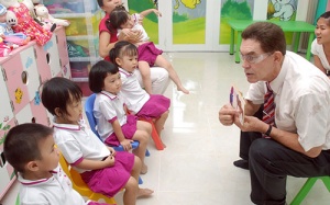 Dạy ngoại ngữ cho trẻ mầm non: Cấm rồi lại... thả