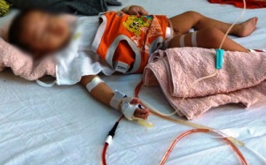 Ngày mai, chuyên gia Mỹ sẽ mổ cho bé trai bị cắt nhầm bàng quang