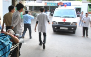 Vụ giáo viên tạt a xít đồng nghiệp: Nạn nhân có nguy cơ hỏng mắt