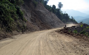 Xe chở đoàn văn công lao xuống vực, 10 người bị thương