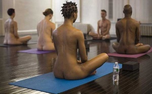 'Bỏng mắt' với yoga khỏa thân